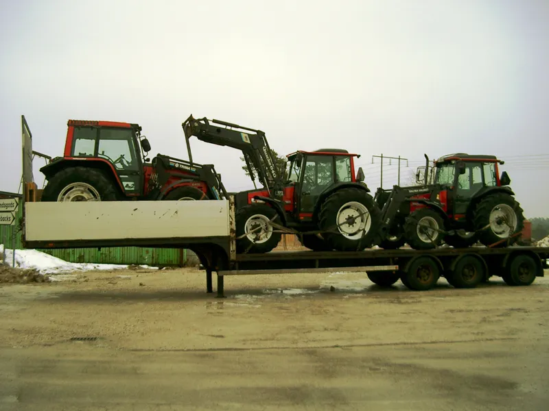 Trailer lastad med tre traktorer