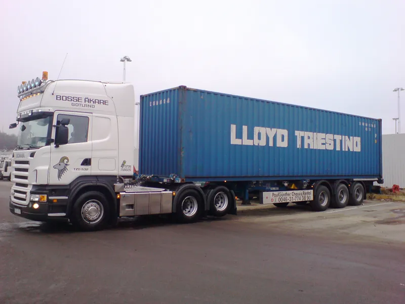 Lastbil med en blå container på trailern