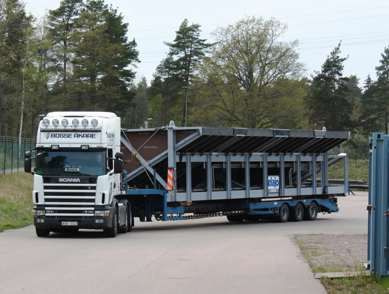 Scania-dragbil med en stor stålkonstruktion på trailern