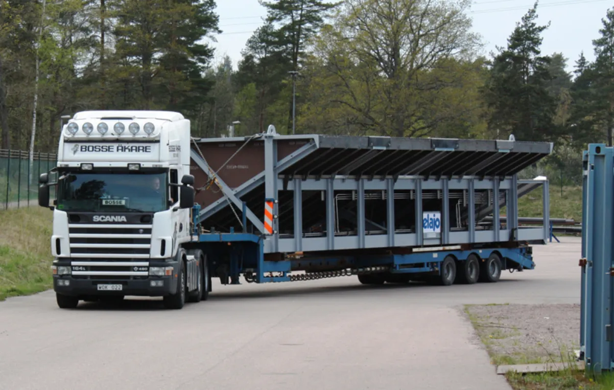 Bosse Åkares vita Scania med en stor stålkonstruktion på trailern